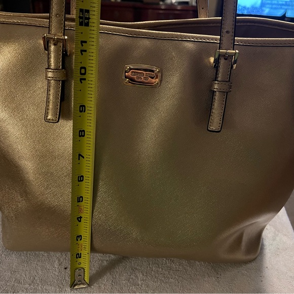 Michael Kors Jet Set Travel Tote - Picture 2 of 13